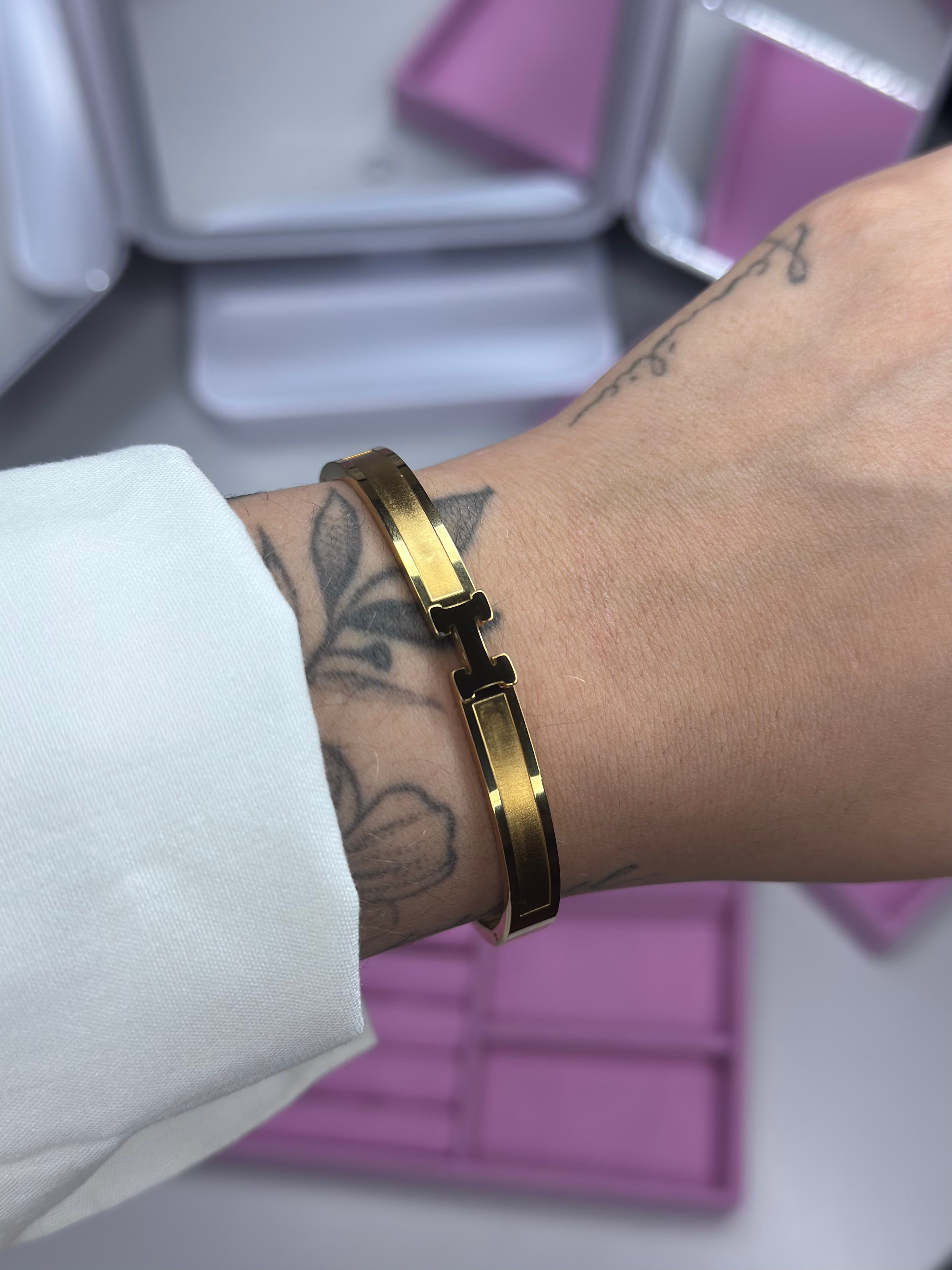 Bracelete Clássico Dourado – Inspiração H