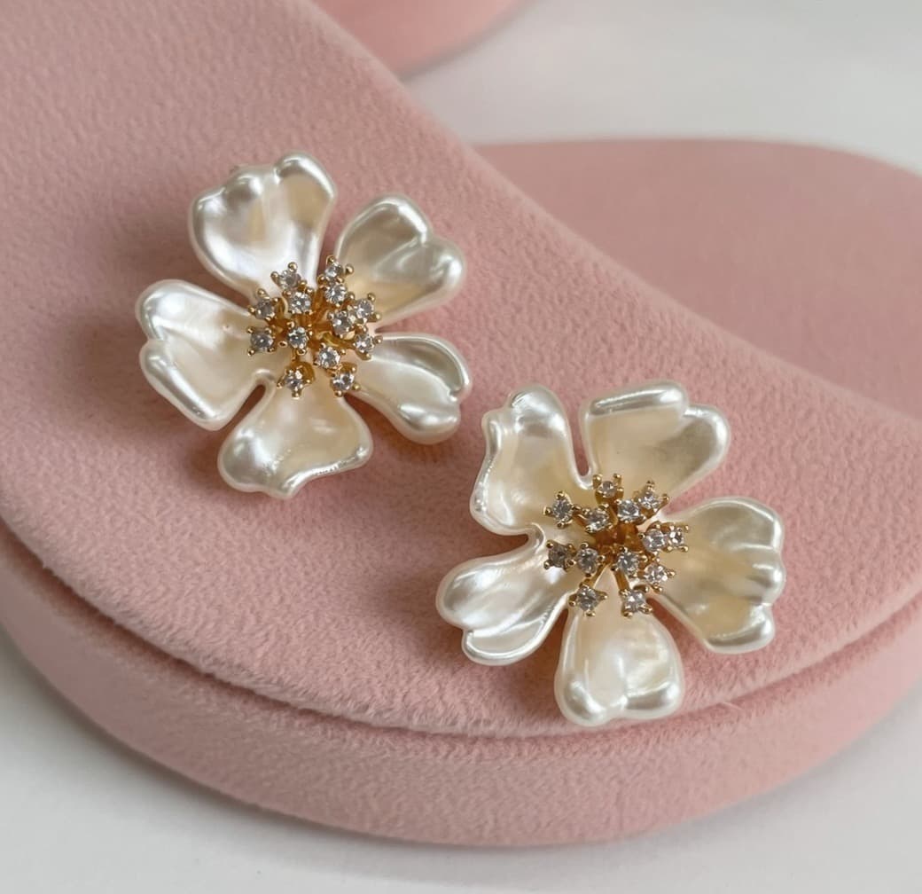 Brinco Flor Pérola Elegance – Delicadeza que Encanta