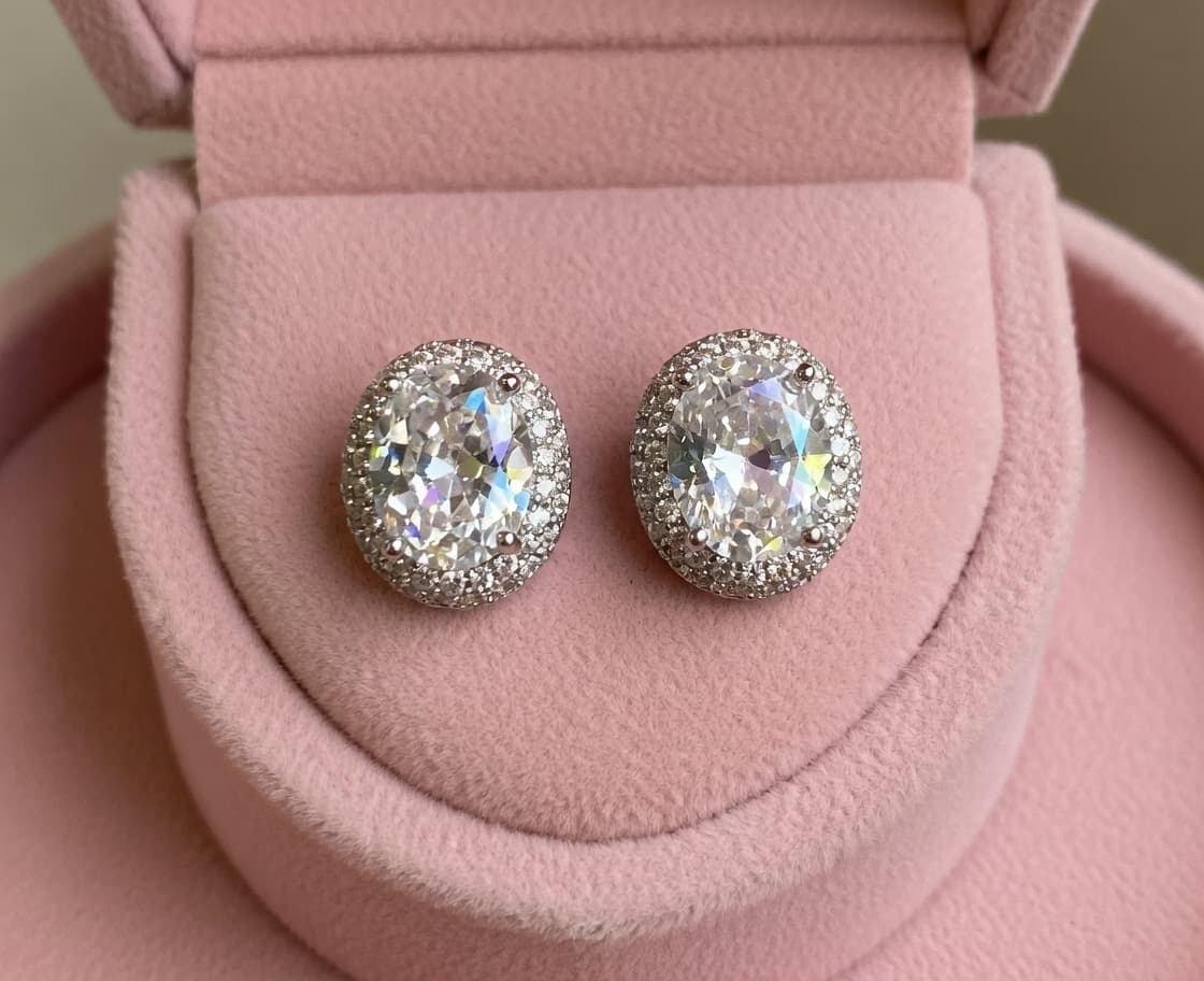 Brinco Oval Cravejado Premium – Brilho Intenso